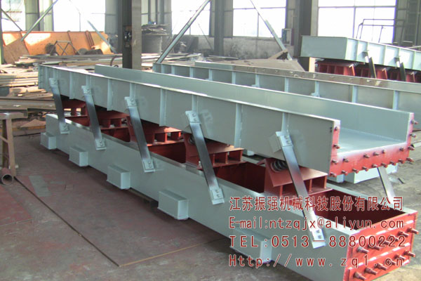 慣性振動(dòng)熱料輸送機(jī)：可靠的長(zhǎng)距離高溫物料輸送設(shè)備